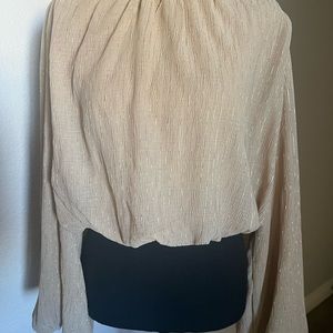 Slightly cropped blouse with voluminous sleeves
